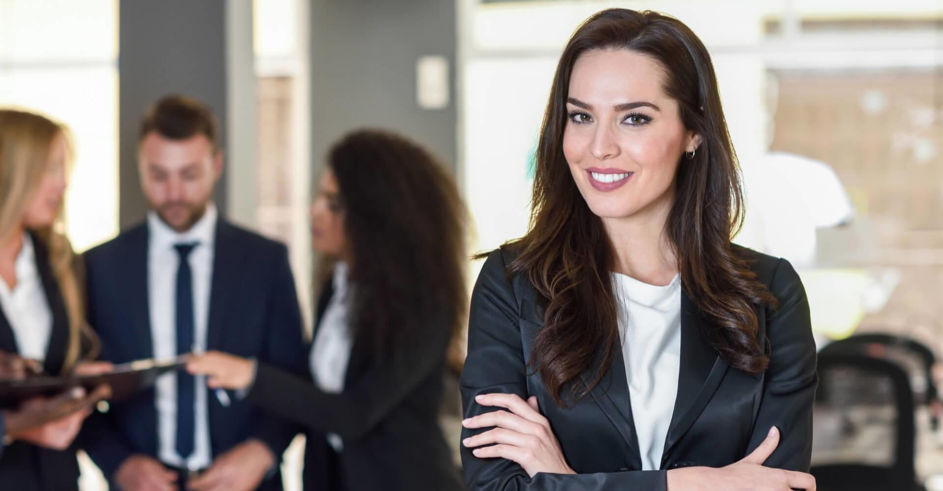 Socia de Carmona Castro Alata Auditores & Consultores en oficina corporativa