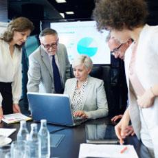 Equipo revisando papeles de trabajo de auditoría
