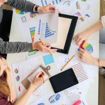 Equipo contable trabajando en la conversión de estados financieros a NIIF