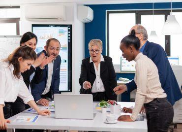 Equipo de consultores en sesión de trabajo